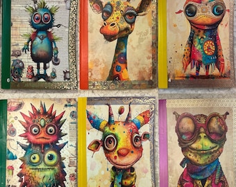 Puede incluir: Seis cuadernos coloridos con diferentes diseños de animales. Las portadas presentan una jirafa, una criatura con una cabeza y ojos grandes, una criatura parecida a una rana, una criatura con una cabeza y ojos grandes, una criatura con una cabeza y ojos grandes y una criatura con una cabeza y ojos grandes.