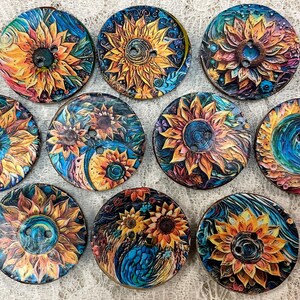 Peut inclure: Dix boutons ronds en bois avec un motif de tournesol abstrait et coloré. Les boutons sont peints dans des tons de bleu, jaune, orange et vert.