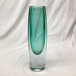 Svezia.  Vaso moderno ed elegante Gunnar Nylund per STROMBERGSHYTTAN in cristallo verde