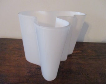 Scandinavian.  Original ITTALIA Savoy Vase in White - Hand Signed by Alvar Aalto 3030 Finland