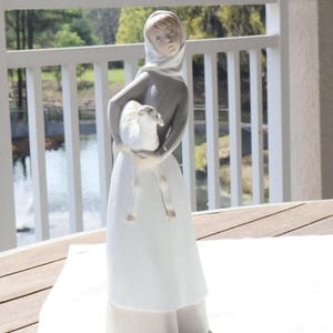 Spain.  Early LLADRO &quot;Girl With Lamb&quot; Porcelain - 4584 Matte Finish 1960s Rare
