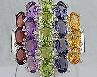 Anillo grande de plata de ley con múltiples piedras preciosas naturales: iolita, peridoto, citrino, granate, amatista, hecho a mano.