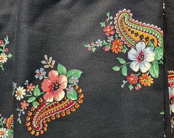Könnte beinhalten: Schwarzer Stoff mit einem floralen Paisley-Muster. Das Design zeigt bunte Blumen in Rosa-, Weiß-, Orange- und Blautönen mit grünen Blättern. Der Stoff hat ein sich wiederholendes Muster aus Paisley-Formen und Blumenarrangements.