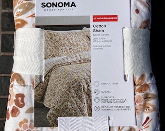 Könnte beinhalten: Ein Sonoma Goods For Life Standard/Queen-Kopfkissenbezug aus weißem Stoff mit Blumenmuster in Braun- und Beigetönen. Die Verpackung enthält ein Etikett mit der Aufschrift 50,8 cm x 66,0 cm, 100 % Baumwolle, gesteppt und auf Schadstoffe geprüft.
