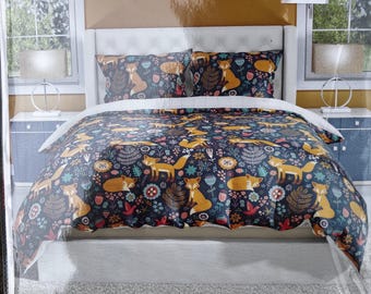 Könnte beinhalten: Ein zweiteiliges Twin-Bettwäsche-Set mit einem marineblauen Muster aus orangefarbenen Füchsen, Blumen und Blättern. Das Set enthält einen Bettbezug und Kissenbezüge. Die Verpackung trägt die Aufschrift "Chanasya" und "Duvet Set".
