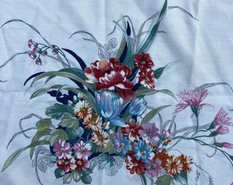 Könnte beinhalten: Weißer Stoff mit einem floralen Muster, das rote, rosa, blaue und orangefarbene Blumen sowie grüne Blätter und Stiele zeigt. Das Design ist eine Mischung aus verschiedenen Blumensorten und erzeugt einen lebendigen botanischen Druck.