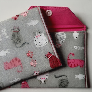Minicartera con dibujos de gatos en gris y rosa