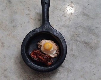 Miniatur Porzellan schwarze Bratpfanne mit Tonei und Tonspeck
