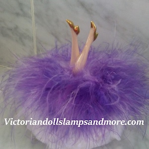 Hojaldre de polvo con patas y zapatos dorados con hojaldre de polvo blanco y boa de lavanda