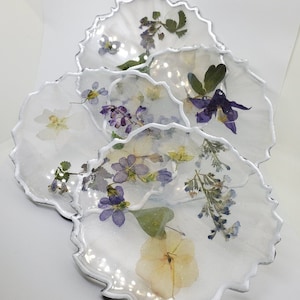 Real dried flowers or fall leaves and resin trays with transparent black glitter background and  black metal handles and matching coasters