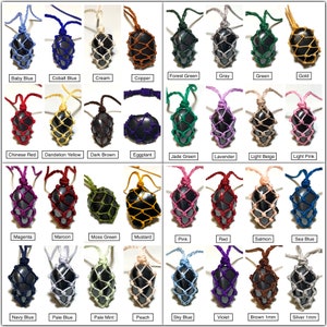 Op de afbeelding: Een verzameling edelsteenhangers in diverse kleuren, elk ingesloten in een geknoopt net en opgehangen aan een bijpassend koord. Kleuren zijn onder meer babyblauw, goud, rood, etc. Elke hanger heeft een label met zijn kleurnaam.