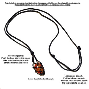 Op de afbeelding: Een zwarte nylon koordketting met een verwisselbare nethouder. Het net bevat een rode en oranje steen. De ketting is in lengte verstelbaar. De tekst op de afbeelding luidt "0.8mm Black Nylon Cord Example".