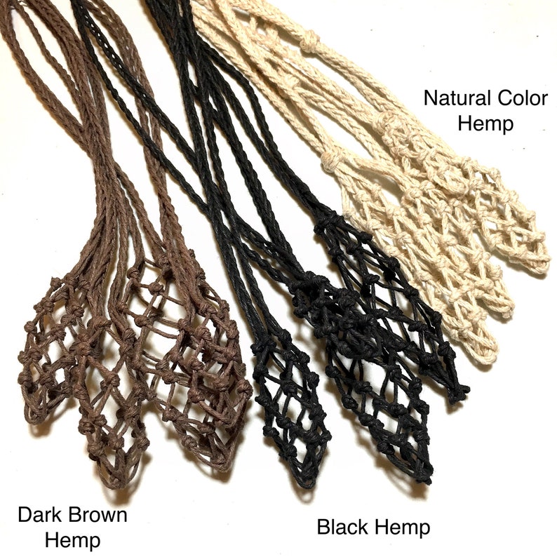 Op de afbeelding: Close-up van verschillende flessenhouders van hennepplantvezels in donkerbruine, zwarte en natuurlijke kleuren. De tekst "Dark Brown Hemp", "Black Hemp" en "Natural Color Hemp" is zichtbaar.