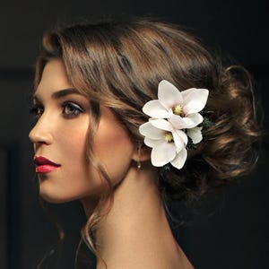 Bridal hair comb, Real Touch Magnolia, custom hair accessory, Bridal clip, silk hair flower, wedding headpiece, Beach Wedding, Fascinator