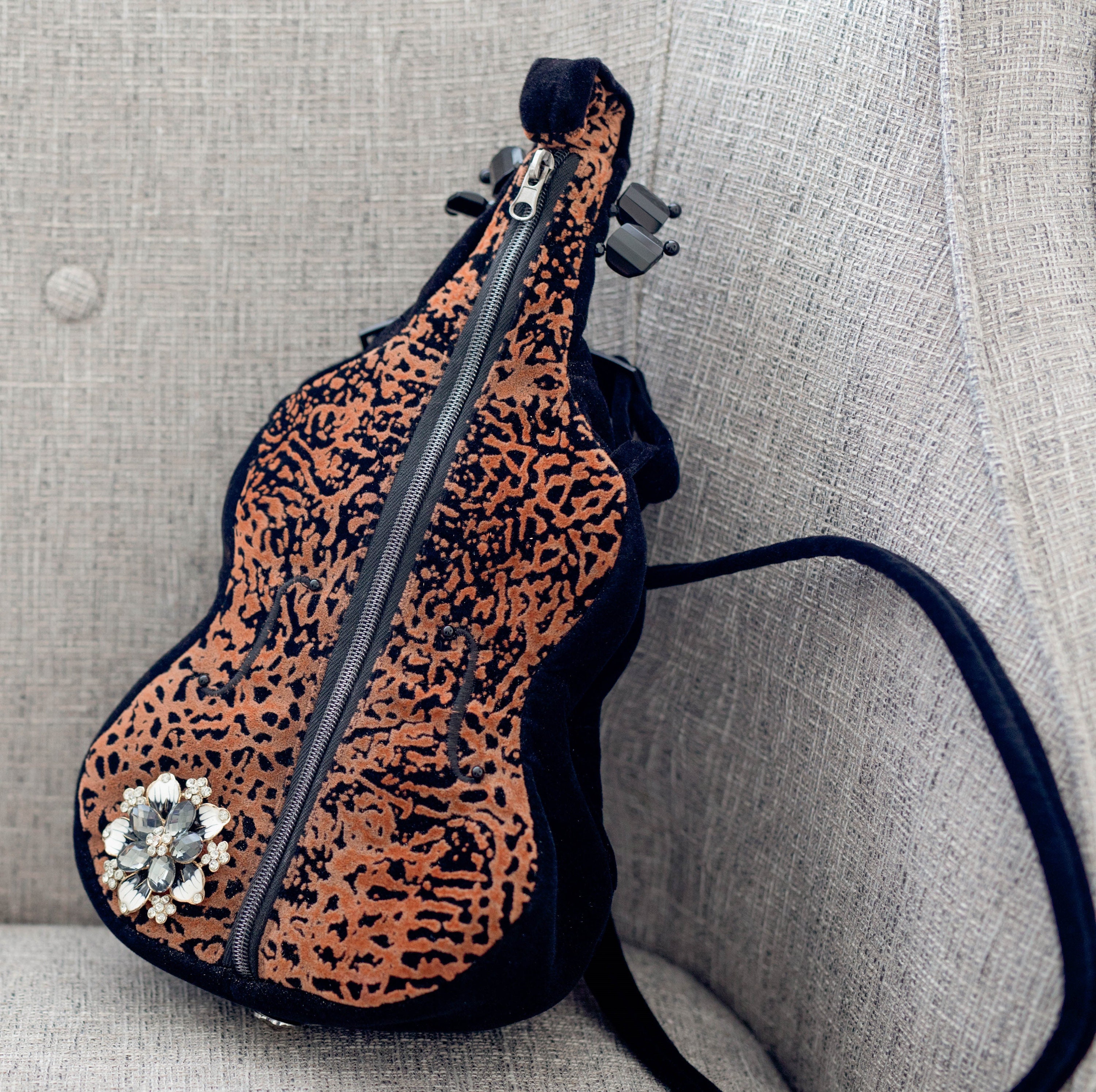 Unique violin purse bag  with brooch for musicians BRACCIALINI Violin Leather Handbag Burgundy Limited Edition main image 3