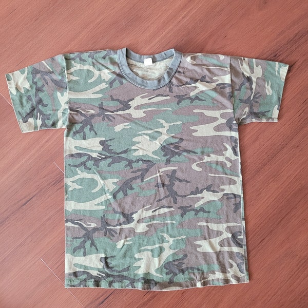 Vintage 1980s/80, gender neutral camouflage tee. Soft and faded. Size men's XL, women's xxl. 44" bust. Hunting T-shirt