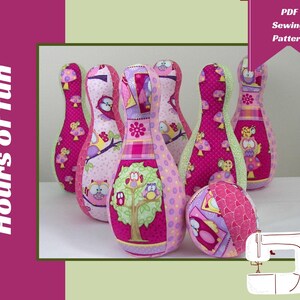 K&ouml;nnte beinhalten: Ein PDF-N&auml;hmuster zum N&auml;hen eines Sets aus sechs rosafarbenen und gr&uuml;nen Bowling-Kegeln mit Eulen-Motiv. Das Muster beinhaltet eine kleine Bowlingkugel mit einem Eulen-Motiv. Der Text "Hours of Fun" ist auf der linken Seite des Bildes sichtbar.