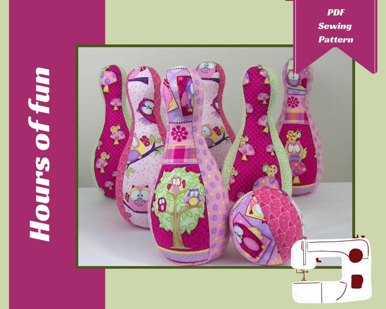 K&ouml;nnte beinhalten: Ein PDF-N&auml;hmuster zum N&auml;hen eines Sets aus sechs rosafarbenen und gr&uuml;nen Bowling-Kegeln mit Eulen-Motiv. Das Muster beinhaltet eine kleine Bowlingkugel mit einem Eulen-Motiv. Der Text "Hours of Fun" ist auf der linken Seite des Bildes sichtbar.