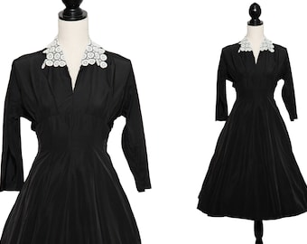 1950s Black Dress with White Lace Collar / 50s Fit and Flare Dress / 30" Waist