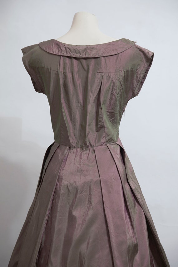 Medium 1950s iridescent taffeta dress // Brown Gr… - image 9