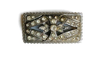 Grande broche de fleur en plastique rose des années 1950 avec strass au