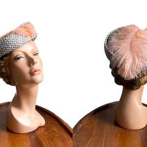 Cappello con piume grigie e rosa anni '40 e '50 / Berretto in rafia Tilt anni '40 e '50