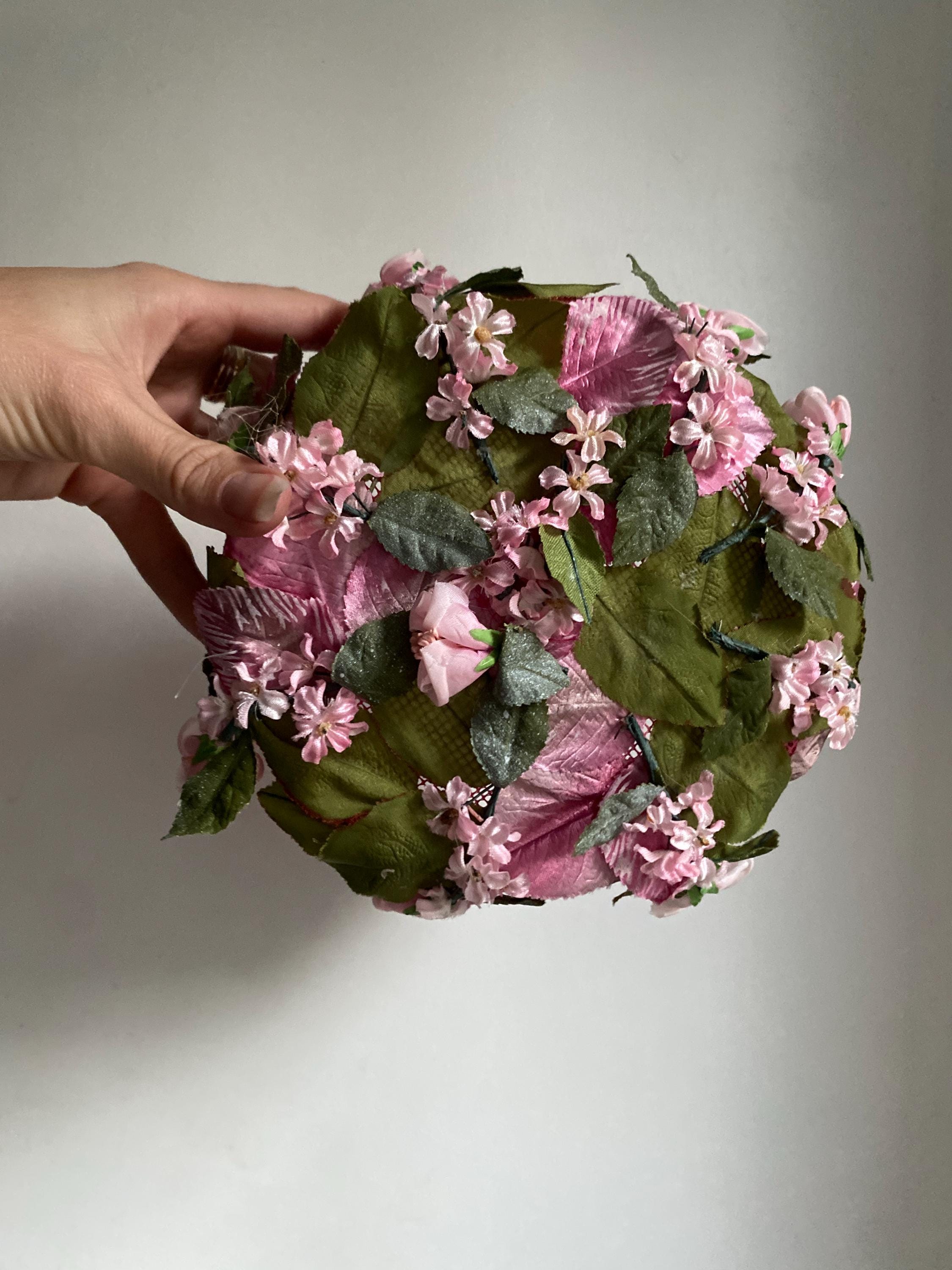 1960s Pink Floral Pillbox / 60s Hat With Green Leaves and  display picture 1