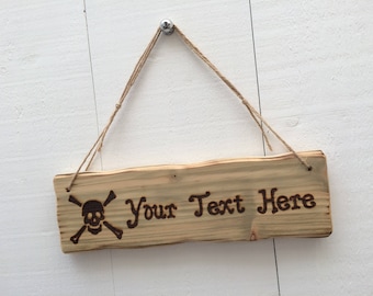 Handmade Rustic Driftwood/Farmhouse Style Indoor/Outdoor Personalised Wooden Jolly Roger Pirate Skull & Crossbones Room Sign 32cm x 10cm