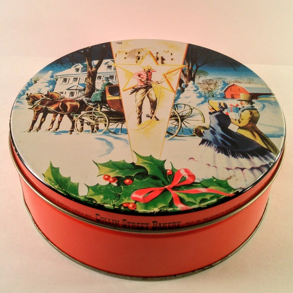 Vintage rue Collin boulangerie fruits gâteau d’étain avec Cowboy & ère victorienne d’hiver/Noël lithographie. Corrsicana au Texas. La publicité. Boîte-cadeau