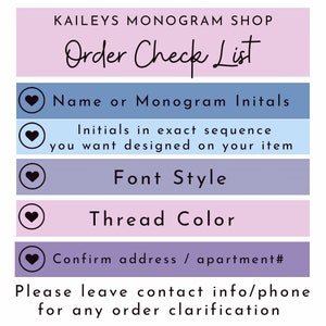 K&ouml;nnte beinhalten: Eine Checkliste f&uuml;r die Bestellung von monogrammierten Artikeln. Die Checkliste umfasst: Name oder Monogramm-Initialen, Initialen in der genauen Reihenfolge, die Sie auf Ihrem Artikel haben m&ouml;chten, Schriftstil, Garnfarbe, Adresse/Apartmentnummer best&auml;tigen. Der Text unten lautet: Bitte hinterlassen Sie Kontaktinformationen/Telefonnummer f&uuml;r eventuelle Bestellkl&auml;rungen.