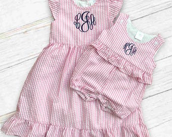 Vestido rosa de seersucker con monograma