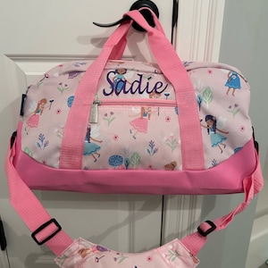 Sac de voyage rose Sac fourre-tout personnalisé pour enfants Sacs de voyage brodés avec nom Cadeaux d'anniversaire Jardin de princesse Cadeaux d'anniversaire pour tout-petit image 1