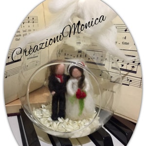 needle felted doll /Bomboniera/globo di vetro/matrimonio/wedding/ con sposini personalizzati, in stile waldorf. Su ordinazione.