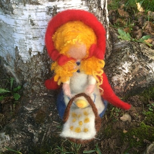 Tale of Little Red Riding Hood with wolf and grandma in carded wool, in waldorf style