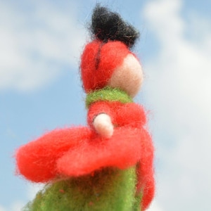 Aguja se sentía hada waldorf / hada Poppy, en lana de cuento de hadas y datos de cartas. estilo waldorf. Hada de las flores de verano. En orden.