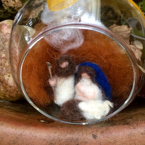 Needle felting Globo di vetro con Natività Waldorf in lana cardata . bomboniere, matrimonio, albero di Natale Christmas Waldorf.Pezzo unico.