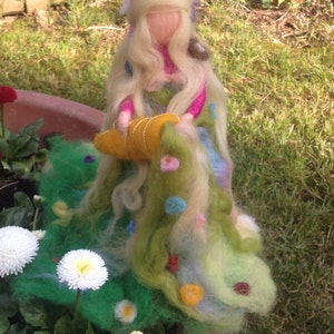 Aguja fieltro / hada / princesa de primavera en lana de cuento de hadas y datos de cartas. Al estilo Waldorf. Hada de flores de primavera.