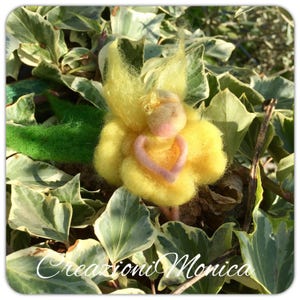 ¡Pequeña Hada Primula! ¡Al estilo waldorf! En lana de cuento de hadas y datos de cartas. Personalizado.