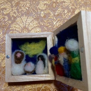 Miniature de la Nativité Waldorf dans une boîte en bois. Pièce unique; pour chaque achat de Noël, un ange Waldorf en cadeau.