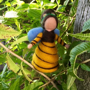 Aguja fieltro / hada waldorf / abeja reina en lana de cuento de hadas y datos de cartas, waldorf style.ready entrega.