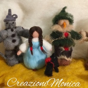 Needle Felting Doroty and the Wizard of Oz, in carded wool and fairy tale, Waldorf style. Fairytale, Waldorf doll, 5 pieces.