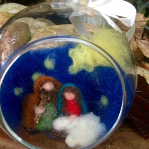 Glaskugel mit Waldorfkrippe aus kardierter Wolle. Einzelstück, zu jedem Weihnachtskauf ein Waldorfengel als Geschenk