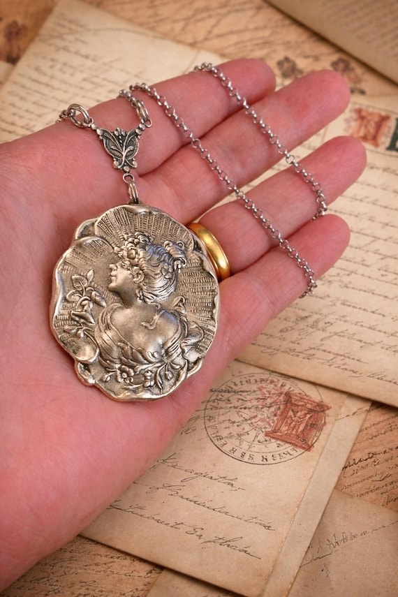 Victorian Photo Locket - Victorian Maiden - Gift for Wife or Mom