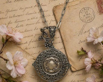Vintage Inspired Photo Locket Necklace: Silver Tone Keepsake