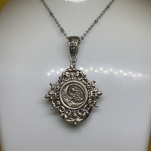 Médaillon photo, médaillon ciel étoilé, lune et étoiles, médaillon ovale, cadeau pour elle, cadeau pour maman, cadeau d'anniversaire, ton argenté, cadeau pour femme