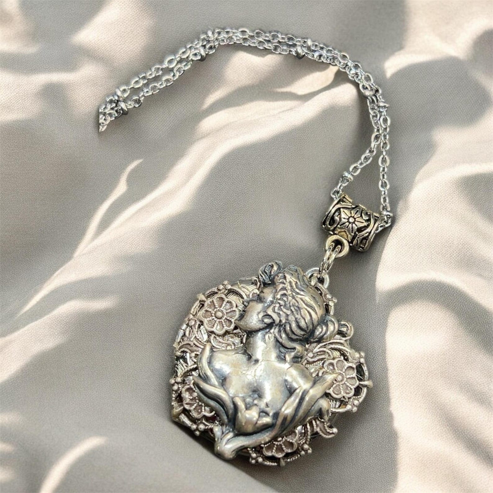 Victorian Lady Locket - Silver Tone Filigree Locket - Timeless Gift for ...