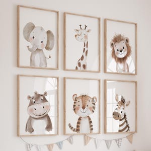 Pode incluir: Seis impressões de arte de animais emolduradas com um elefante, girafa, leão, hipopótamo, tigre e zebra. Cada impressão tem uma moldura de madeira clara e um fundo branco. As ilustrações são em cores suaves e suaves, criando uma estética suave e infantil.