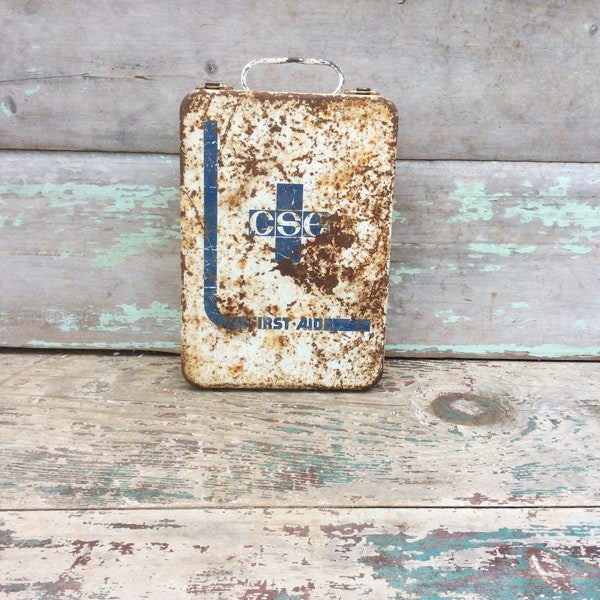 Rusty Metal White & Blue "CSE" First Aid Pac Kit w/ Contents No. 5201 w/ Handle and Front Latch Locks, Vintage Metal Medical Storage Box