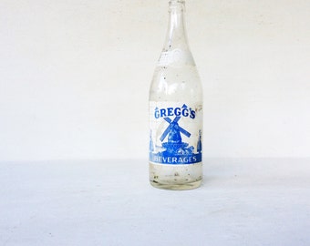 Vintage 1967 GREGG&#39;S BEVERAGE 1 Quart Clear Glass Bottle w/ Blue & White Dutch Girl and Windmill, Retro Advertising Memorabilia Glass