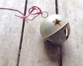 Vintage geperforeerde metalen kerstboomornament met sterren en sleutelgaten, retro kerstbolornamenten en accent